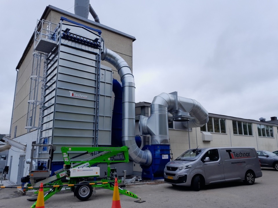 Fourgon Technor et équipements d’accès à côté de l’installation d’aspiration des copeaux