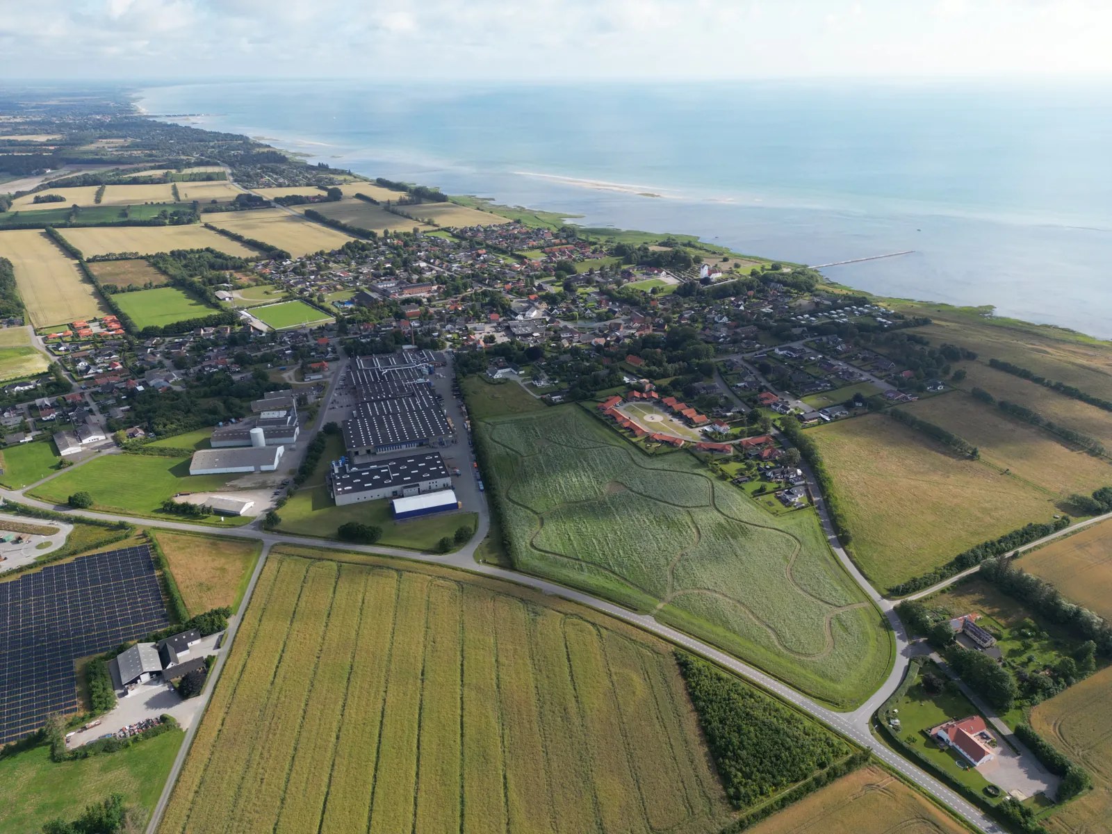 Vue aérienne de la prairie fleurie et des installations de NEU-JKF Nordic à Als