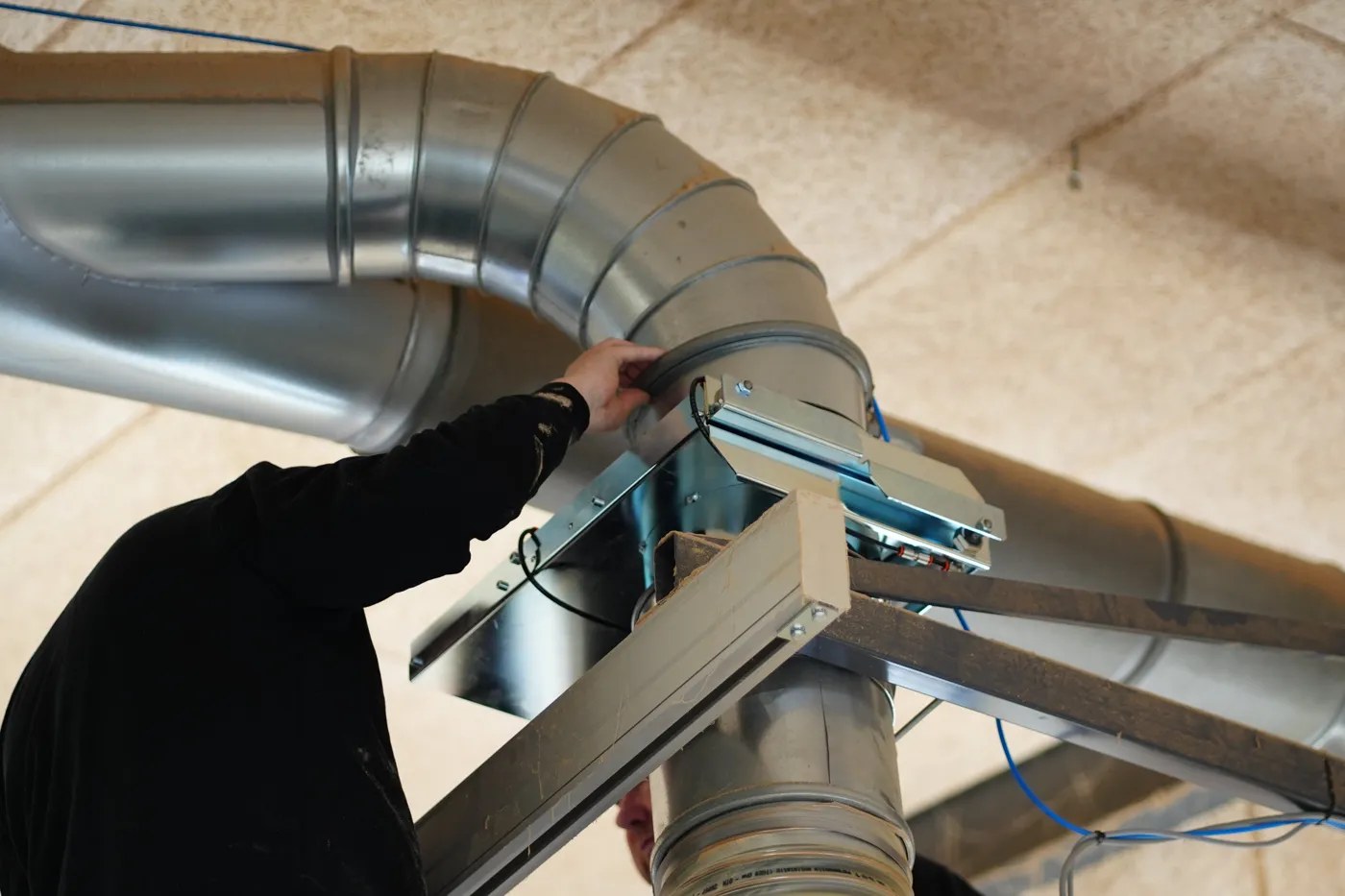Registre à guillotine pneumatique JKF installé sur le réseau de gaines d’aspiration.