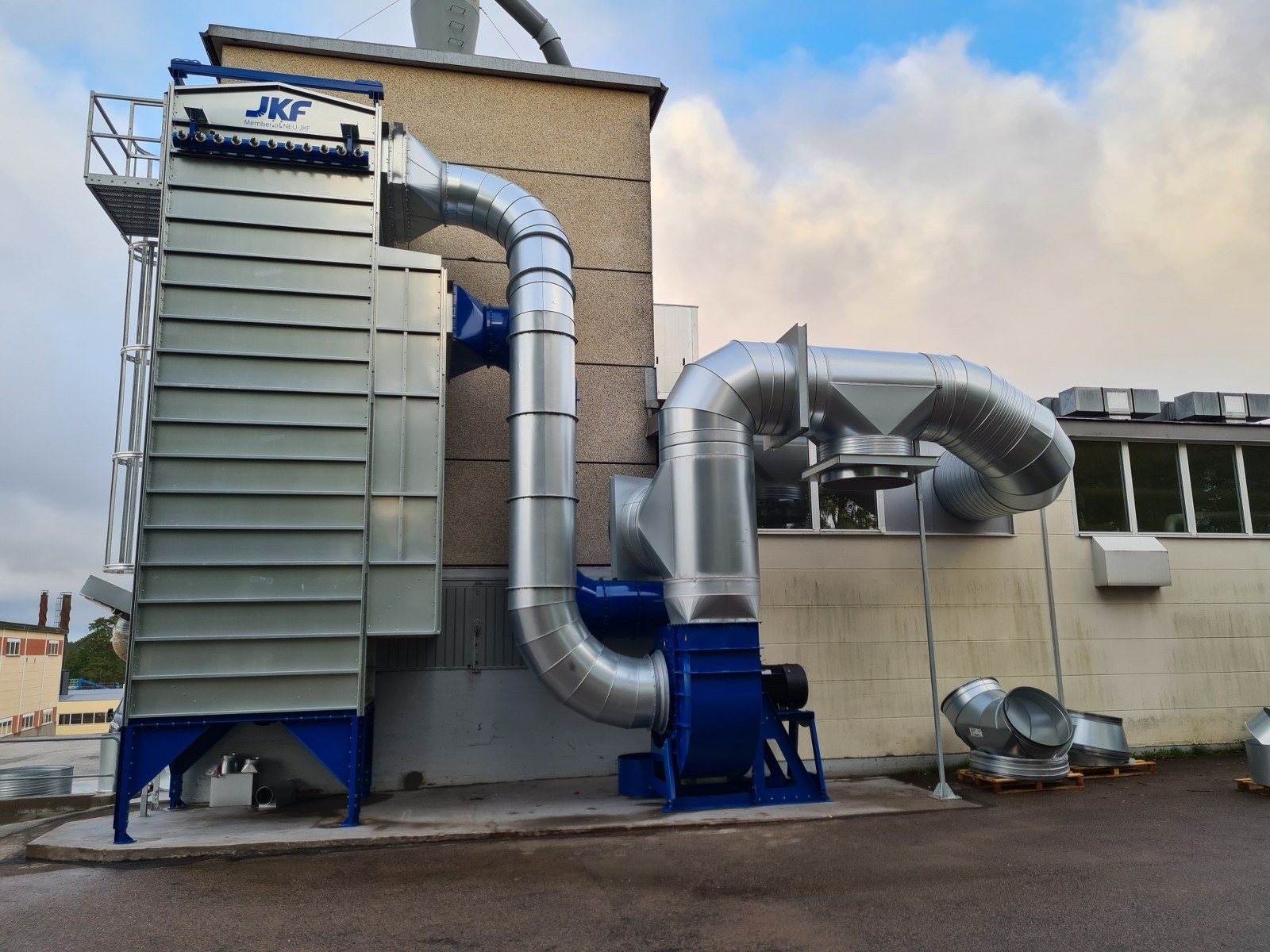 Filtre, ventilateur et réseau de gaines JKF pour l’aspiration des copeaux, installés par Technor