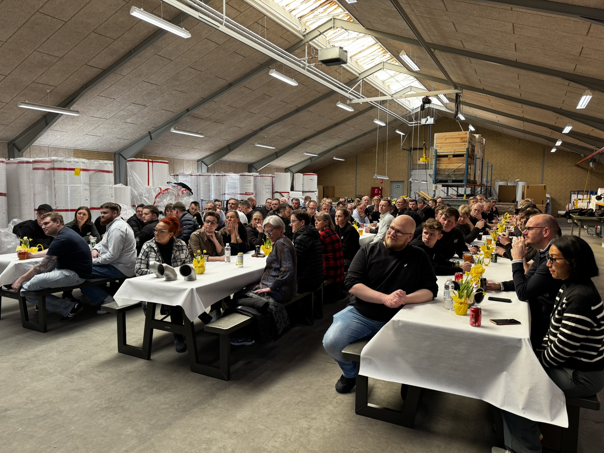 Współpracownicy NEU-JKF Nordic spotkali się na piątkowym spotkaniu Friday Bar